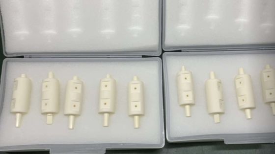 คอนสแตนตาร์ดีเอเลคทริกสูง โมดูลูส Youngs สูง Al2O3 เซรามิก ความแข็งแรงสูง