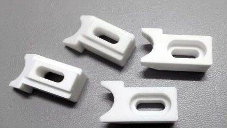 7.2 X 10-6/K การขยายความร้อน Al2O3 เซรามิก ความแข็งแรงในการบด 3000 MPa