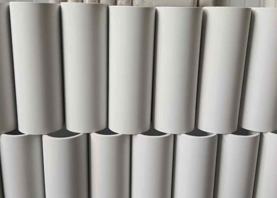 20 KV/mm ความดันการแยก Al2O3 เซรามิกที่มีการขยายความร้อน 7.2 X 10-6/K และความถี่ Dielectric 9.6