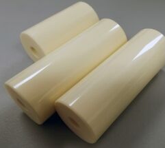 ความต้านทานในปริมาณ 1014 Ωcm Al2O3 ความต้านทานในการกันโลหิตเซรามิก 1012 Ωcm เครื่องกันไฟฟ้าสําหรับการใช้งานในอุตสาหกรรม